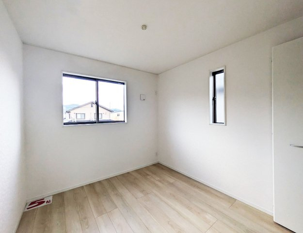 シンプルな洋室は、様々なインテリアに合わせやすいのが魅力です　