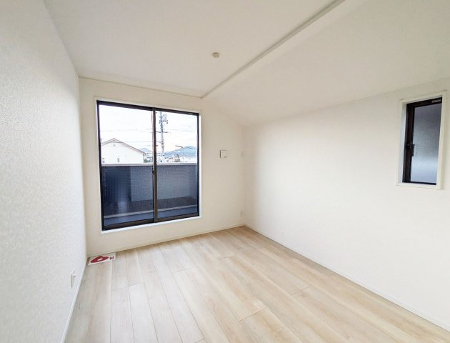 二採光の洋室。バルコニーに出られる大きな窓が特徴で日差しがたっぷり差し込みます。