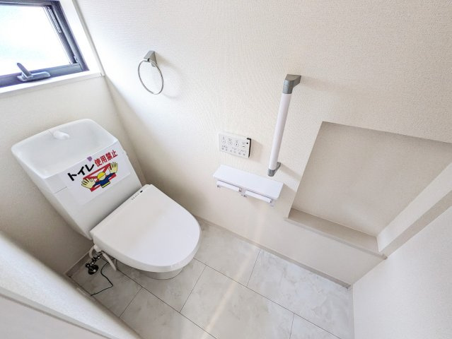 シンプルで使いやすい暖房・温水シャワー洗浄機能付きトイレは標準装備です！