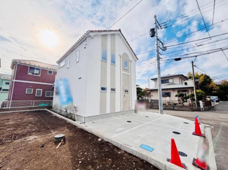 シンプルな外観が魅力的な住宅です。広い駐車スペースが確保されているので車の出し入れもスムーズです。周囲との程よい距離感が感じられる立地です。青空と調和したデザインが印象的です。