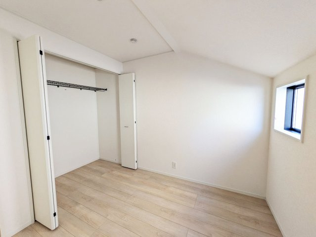 シンプルな洋室は、様々なインテリアに合わせやすいのが魅力です　