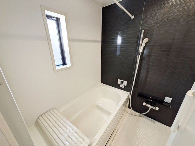 落ち着いた色合いの壁面が特徴の浴室。ゆっくり寛ぐ事の出来る空間です