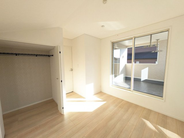 バルコニーに出られる大きな窓が特徴で日差しがたっぷり差し込みます。