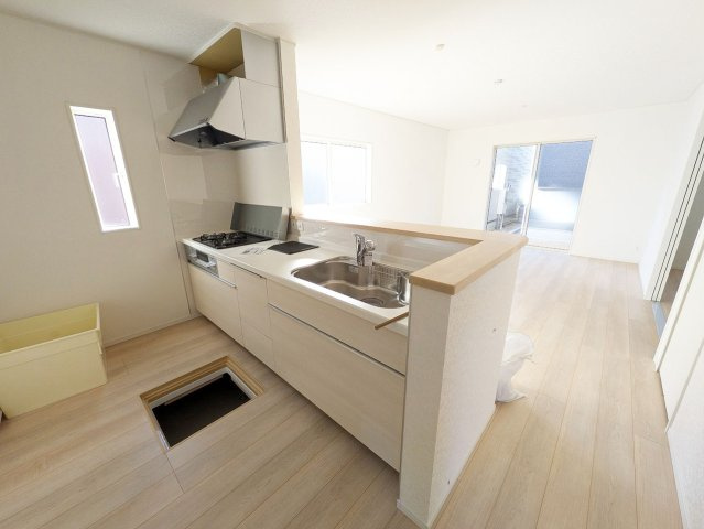 対面キッチンなので、調理や洗い物をしながらリビングダイニングを見渡せます。