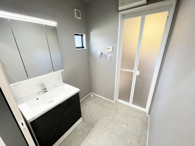 忙しい朝でも快適に身だしなみを整えることができる三面鏡化粧台