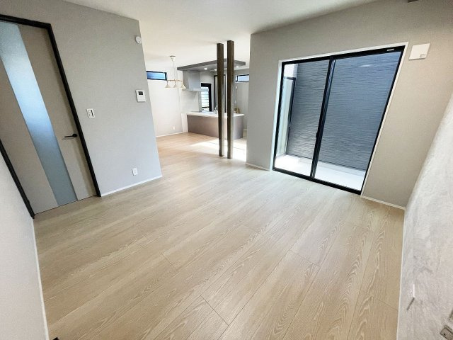 ご家族が集まるリビングダイニングは陽光あふれるあたたかなお部屋