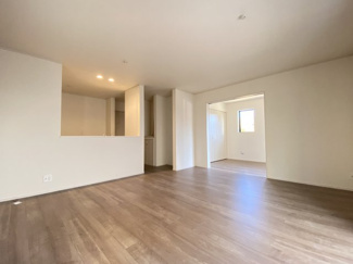 LDKと隣接した洋室の仕切りドアを開放すると、さらに広々とした空間に。