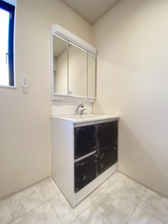 シンプルで収納性も高い独立洗面台で、日々の準備もスムーズに♪