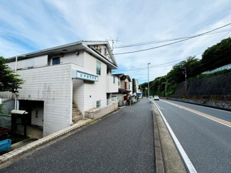 前面道路が広く車両の進入もスムーズに行えます。歩道がしっかり整備されており日常の移動も快適です。道路沿いで開放感があり周囲も落ち着いた雰囲気が感じられます。駐車スペースも敷地に確保されています。