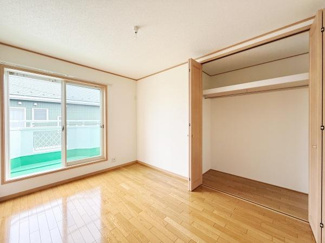 明るい光が差し込む洋室です。大きなクローゼットが備わっており収納も充実しています。床はお手入れしやすいフローリング仕様です。窓からの眺望も開放感があります。気持ちの良い空間です。