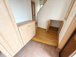 玄関にはゆったりとした土間スペースがあり収納も備わっています。木目調の建具が全体に調和し明るい雰囲気です。動線もすっきりしていて使いやすさを感じられます。階段下収納も便利に活用できます。