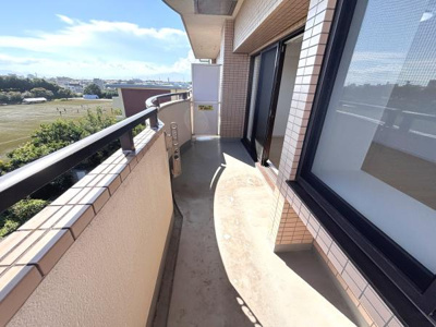 奥行きのあるバルコニーが広がっています。太陽光がたっぷり差し込む空間です。外の眺めも楽しめます。室外機置き場も確保されています。開放感がある設計です。