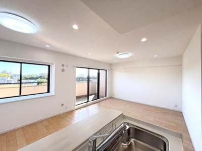 大きな窓から自然光がたっぷりと入る明るいリビングです。シンプルで使いやすい間取りが魅力的です。バルコニーに面した開放感のある空間となっております。清潔感のある内装で快適にお過ごしいただけます。