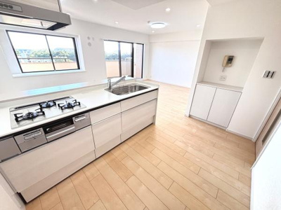 キッチンからリビングが見渡せる開放的な空間です。窓が多く明るい雰囲気になっています。収納も充実していてすっきり使えます。ガスコンロが3口あり効率的に調理できます。