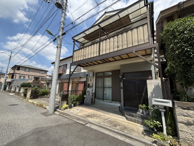 静かな住宅街にございます。2階まで暖かな日差しが差し込む戸建てです。