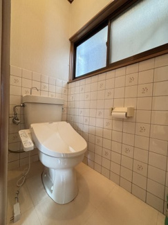 1,2階にトイレがございます。手洗い付き・トイレットペーパーホルダー付きです。