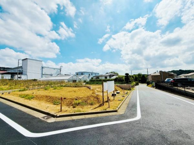 角地に位置しているため開放感があります。周辺は落ち着いた雰囲気で幅広い用途に対応できそうです。全体の区画も見渡しやすい現地写真です。