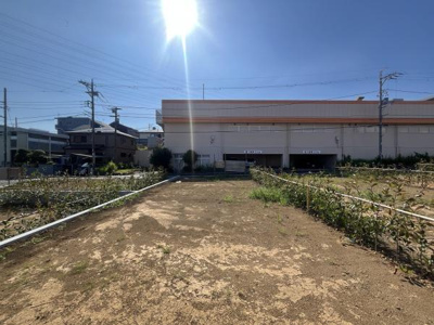 陽当たりが良く開放感のある現地土地写真です。道路や建物も近くにあり便利な環境です。全体がフラットで活用しやすい土地です。