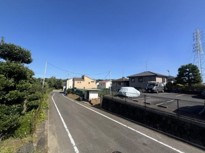 前面道路が広く歩道と車道がしっかりと分けられています。現地周辺は開放感がありすっきりとした街並みが特徴的です。道路沿いには植栽も見られ落ち着いた印象が感じられます。