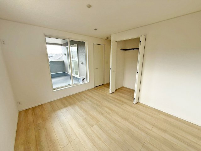 二採光の洋室。バルコニーに出られる大きな窓が特徴で日差しがたっぷり差し込みます。