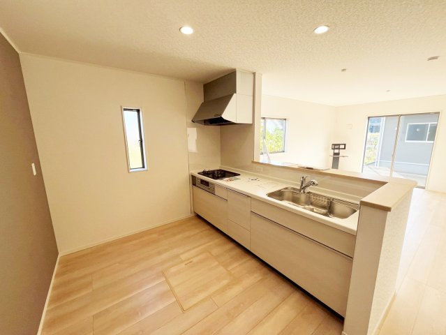 毎日使うキッチンだからこそ、収納たっぷりの使い勝手の良いシステムキッチンは必須です。