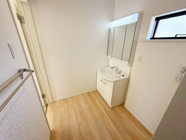 三面鏡の裏側の収納スペースには、スキンケア用品やヘアケア用品などをすっきり整理できます。