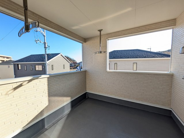 広々したバルコニーは洗濯干しに助かります