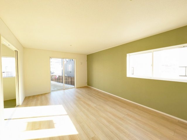 リビングへつながるドアを開くとすぐに開放的なリビングがございます