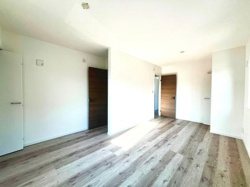 洋室はナチュラルな色合いのフローリングが印象的です。明るい日差しが差し込み清潔感のある空間です。複数の扉がアクセントとなり使い勝手の良いレイアウトになっています。