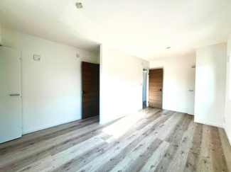 洋室はナチュラルな色合いのフローリングが印象的です。明るい日差しが差し込み清潔感のある空間です。複数の扉がアクセントとなり使い勝手の良いレイアウトになっています。