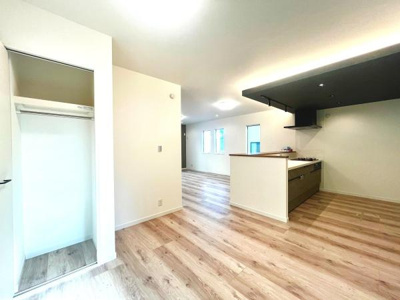 明るいフローリングが空間を広く見せ統一感のある内装が印象的です。オープンなキッチンレイアウトで開放感があります。収納スペースも確保されておりすっきりとした雰囲気が魅力です。