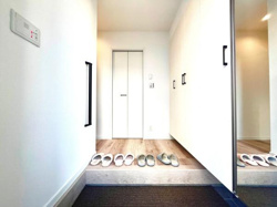 玄関は明るく清潔感があり白を基調としたシンプルなデザインが印象的です。収納スペースも充実しており靴などをすっきりと片付けられます。大きな鏡が空間を広く見せてくれるのもポイントです。