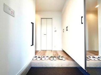 玄関は明るく清潔感があり白を基調としたシンプルなデザインが印象的です。収納スペースも充実しており靴などをすっきりと片付けられます。大きな鏡が空間を広く見せてくれるのもポイントです。