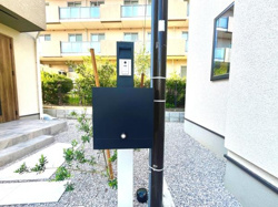 スタイリッシュなデザインのポストが玄関先に設置されています。シンプルで無駄のない外観が住まいの印象を引き締めます。エントランス周辺もすっきりと整っています。敷地内には植栽もあり明るい雰囲気です。