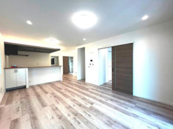 リビングは明るい色合いの床材が採用されており開放感があります。キッチンカウンターが広く使いやすい設計です。大きな窓から自然光がたっぷり入ります。収納も充実しているためすっきりとした空間を保てます。