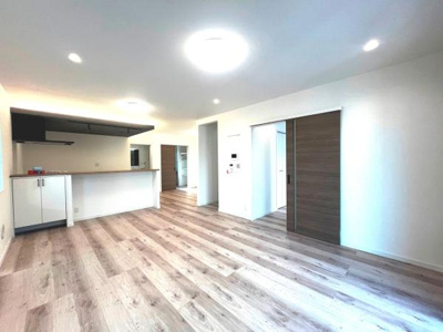 リビングは明るい色合いの床材が採用されており開放感があります。キッチンカウンターが広く使いやすい設計です。大きな窓から自然光がたっぷり入ります。収納も充実しているためすっきりとした空間を保てます。