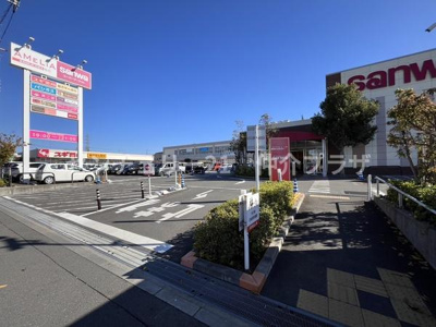 大型の商業施設が敷地内にあり複数のテナントが集まっています。駐車スペースも広く利便性が高い環境です。日用品や食料品さまざまなお店が利用可能です。敷地内は舗装されており歩行もしやすい設計です。
