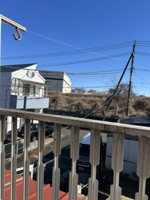 バルコニーからの視界が広く開放感のある空間が魅力です。日差しも差し込みやすい位置にあります。周辺に高い建物が少なく空が広く感じられます。すっきりとした景色が楽しめます。