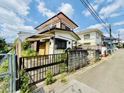 敷地の前面道路は見通しも良く住宅街の落ち着いた雰囲気が感じられます。角地で開放感を得られる立地です。陽当たりや風通しも期待できる環境となっています。現地の様子がよく分かる写真です。