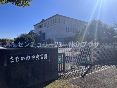 三木かわ中央公園は開放的な雰囲気が広がるスポットです。整った外観の建物が近隣にあり周辺環境も良好です。明るい日差しが降り注ぎ落ち着いた雰囲気が感じられます。