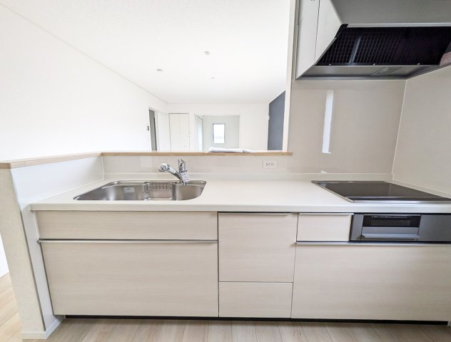 スライド式の収納は、出し入れしやすい上に、中の物が良く見えて掃除もしやすいのが利点です