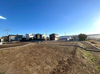 開放感のある現地土地写真です。敷地の広さが写真からしっかりと伝わります。周囲には建物が点在し落ち着いた雰囲気です。整地済みで次のステップに進めやすい現状となっています。