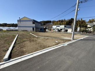 広々とした現地土地写真です。日当たりが良く開放的な空間が広がっています。整地済みなのですぐにご希望のプランが検討できます。周囲には緑もあり自然に囲まれた静かな環境が魅力です。