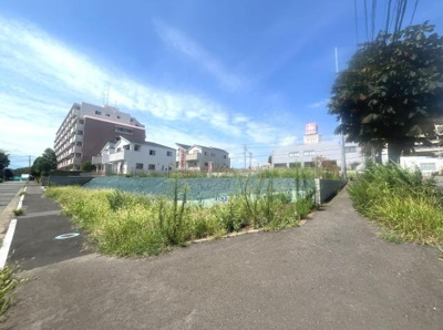 敷地周辺は開放感があり広々とした現地の様子がわかります。前面道路は舗装され歩道も確保されています。周囲には集合住宅や戸建てが立ち並び安心感を与えます。明るい日差しが感じられるロケーションです。