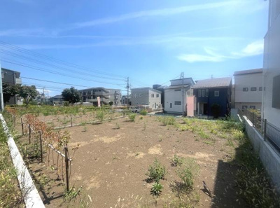 日当たりの良さが特徴の外観です。周囲には住宅が並び開放感のある敷地となっています。空も広く感じられ心地よい印象を受けます。前面道路も見通しが良いです。