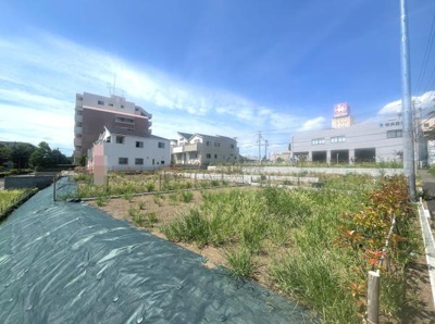 日当たりの良さが魅力の現地土地写真です。周囲に建物が点在しており見晴らしも良好です。敷地内はゆとりあるスペースが広がっています。現地の様子がしっかり確認できます。