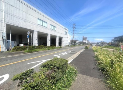 前面道路は幅員があり快適に車両の出入りが可能です。歩道も整備されており安心してご利用いただけます。周囲に緑があり開放感のある雰囲気です。視界が広く見通しの良い道路環境です。