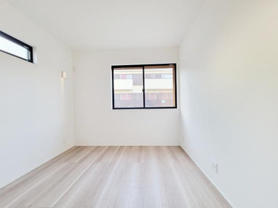 窓から光が差し込む洋室です。すっきりとした白い壁が部屋を明るく見せてくれます。無駄のないシンプルな空間でさまざまなレイアウトが楽しめます。床材の色合いも落ち着いています。