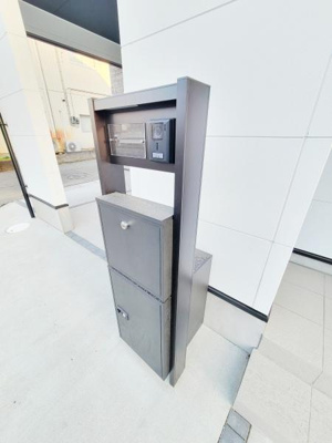 スタイリッシュな印象の宅配ボックスが設置されています。郵便受けと宅配ボックスが一体になっており便利にご利用いただけます。玄関前に設置されているため荷物の受け取りもスムーズです。