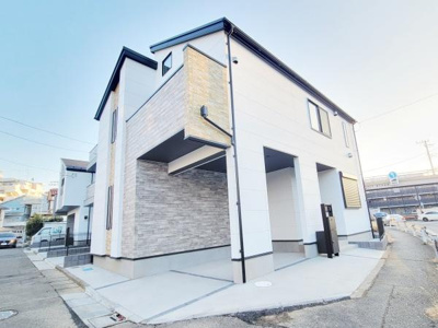 洗練された白を基調とした外観が印象的です。角地に位置し開放感を感じられます。すっきりとしたフォルムで住宅街に調和する佇まいです。バルコニーや窓の配置も特徴的です。